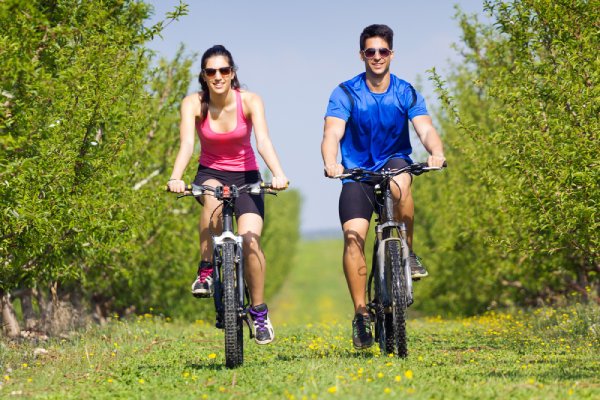 Muž a žena v letním cyklistickém oblečení na vyjížďce na kole