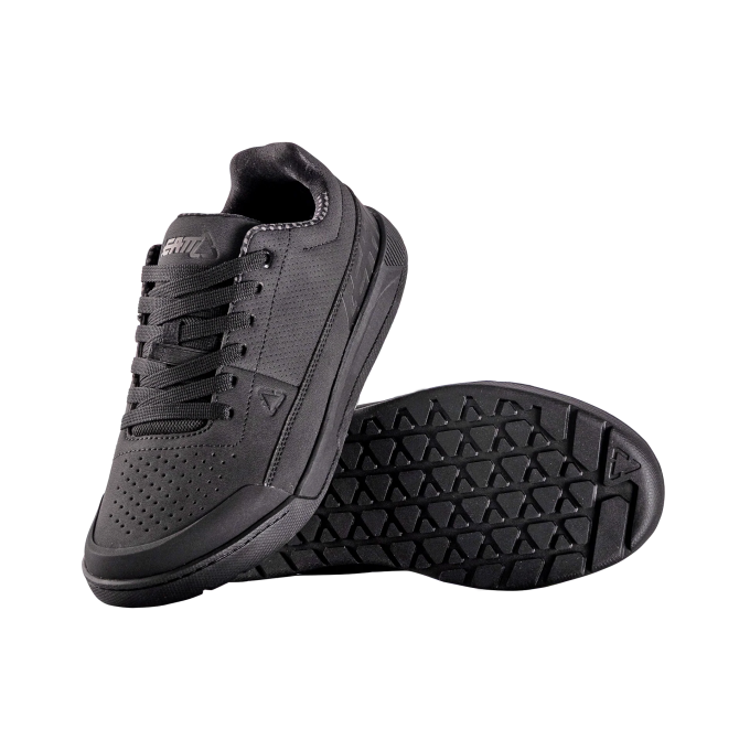 Leatt_Shoe_2.0_Flat_Black_Pair_3026057910_a8749c70-d3c8-4974-9c96-1c171b40a68a(1).png